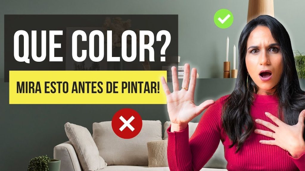 Mujer sorprendida en una sala de estar, junto a texto en negro y fondo amarillo: 'Qué color? Mira esto antes de pintar', con un círculo rojo con una X