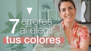 Smiling woman indoors; video thumbnail text reads '7 errores al elegir tus colores' across the screen.