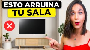 Surprised woman in red gestures toward a flat-screen TV with a red X and bold text 'ESTO ARRUINA TU SALA' (video thumbnail).